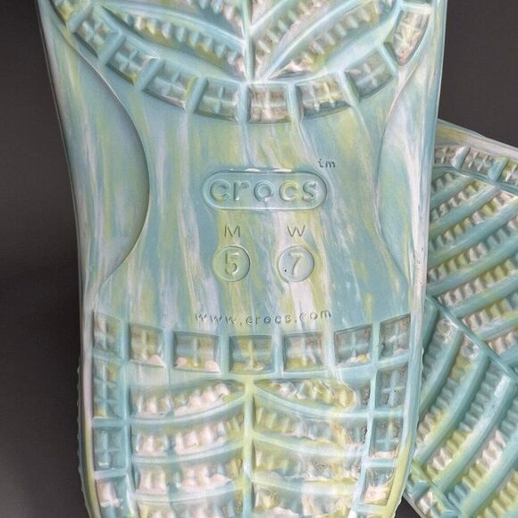 Crocs Sandals Women's 7 Classic Tie Dye Two Strap Summer Beach Recovery Slides - Picture 9 of 10